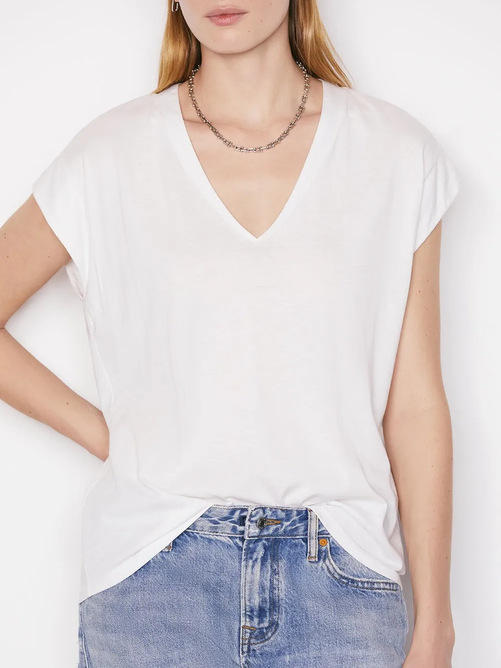 LE MID RISE V NECK TEE (BLANC) - FRAME